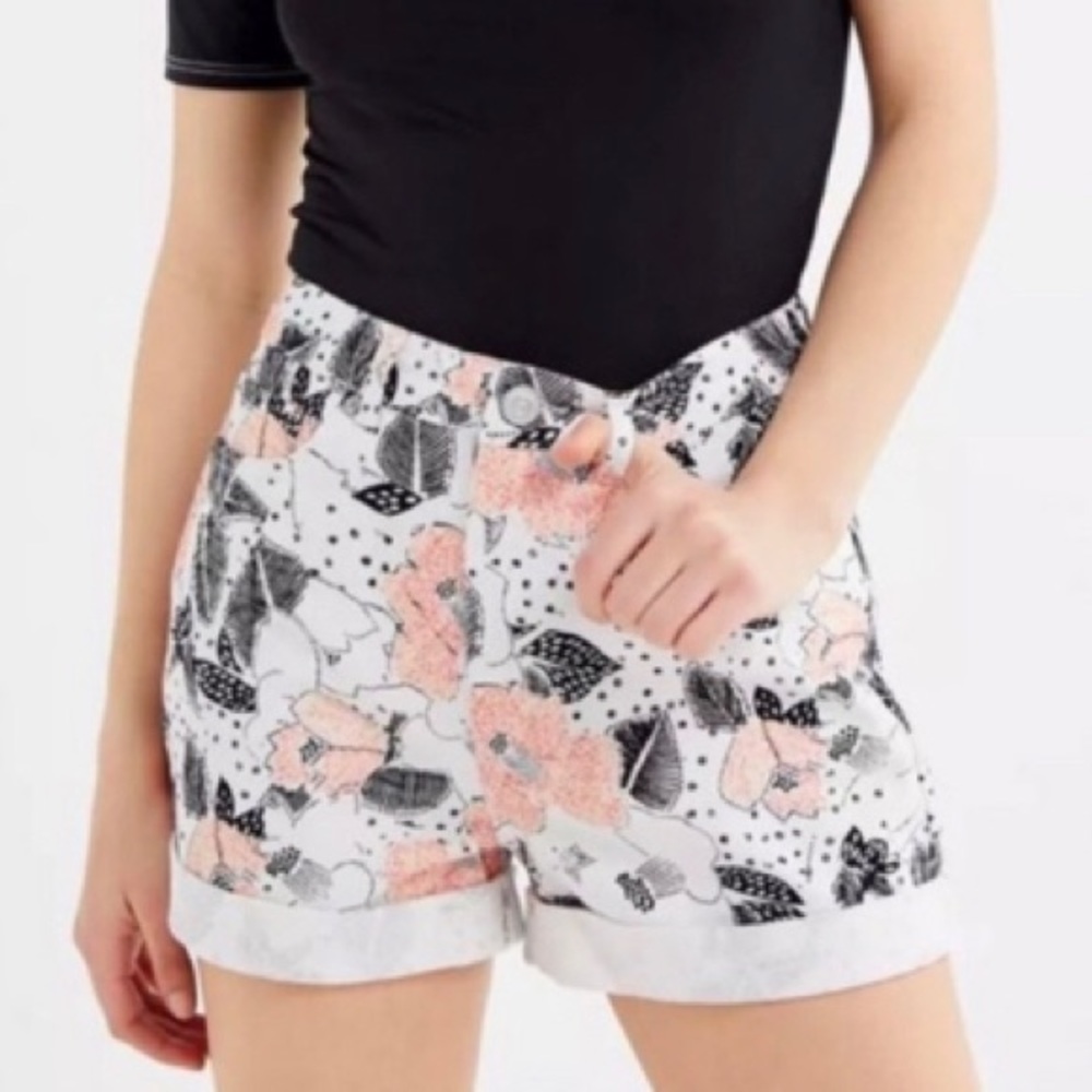 Urban Outfitters BDG White Boho Floral Print High Rise Denim Mom Shorts Size 30